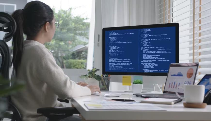 南涧软件开发公司实战建议：网站赋能，为何必须接入支持机器人？